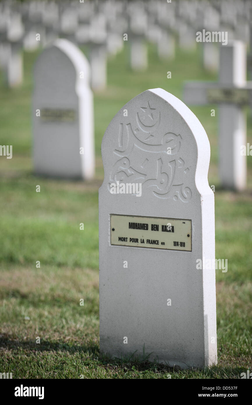 Stèle musulmans français graves entre la Première Guerre mondiale au cimetière un Cimetière national français de Saint-Charles de Potyze, Belgique Banque D'Images