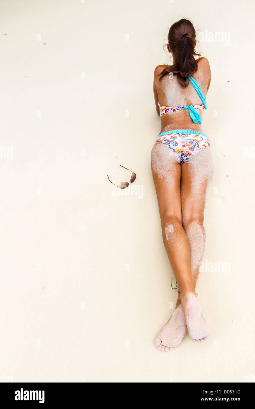 Woman in bikini sur la plage de sable Banque D'Images