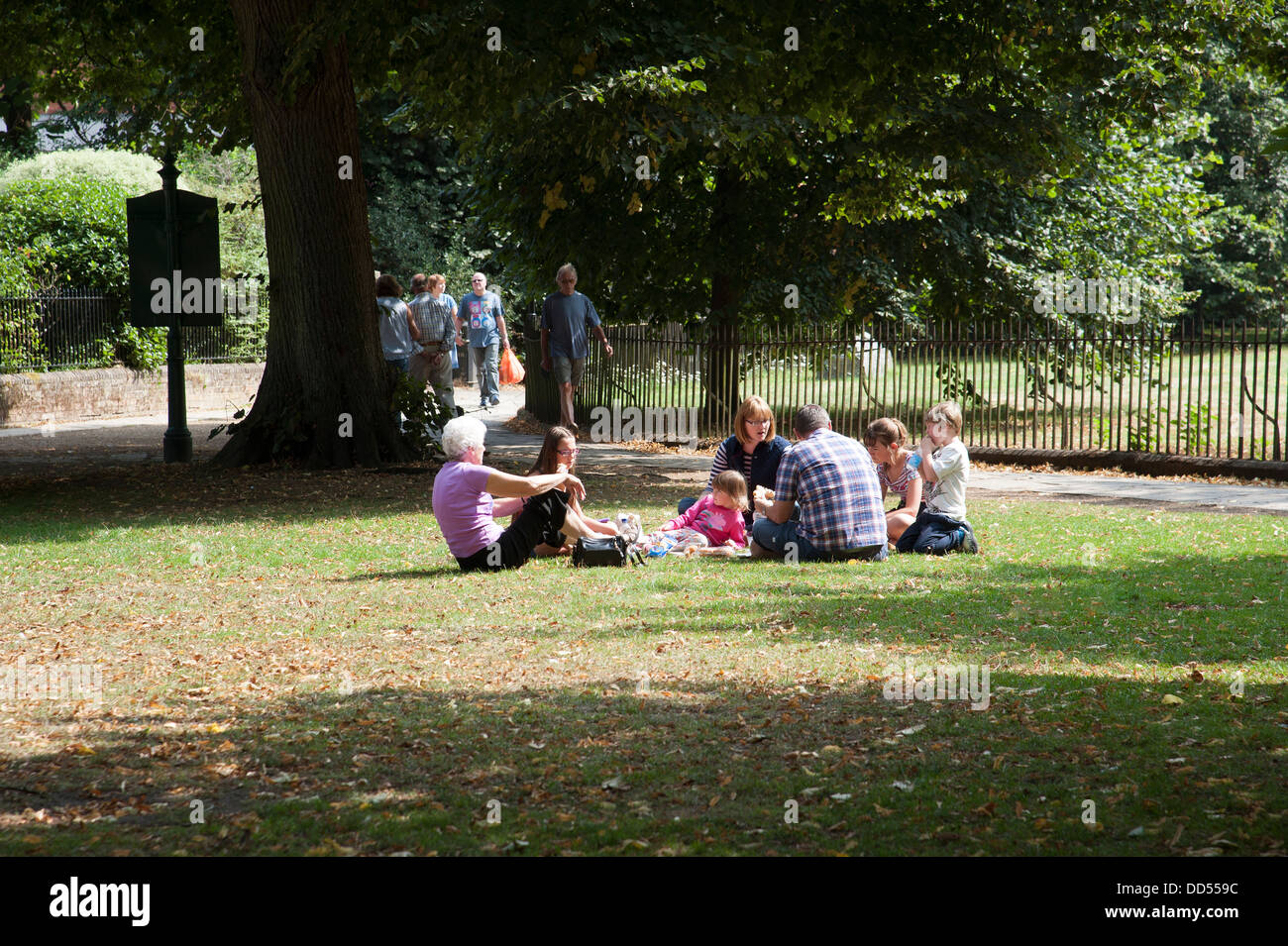 Family having picnic dans un parc du centre-ville de Winchester Banque D'Images