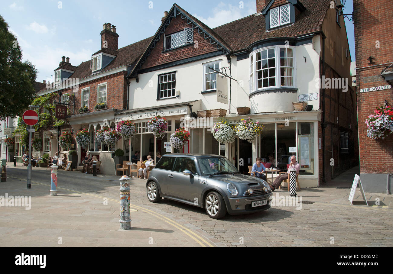 Le centre-ville de Winchester cafe,pub sur la place Winchester Hampshire England UK Banque D'Images