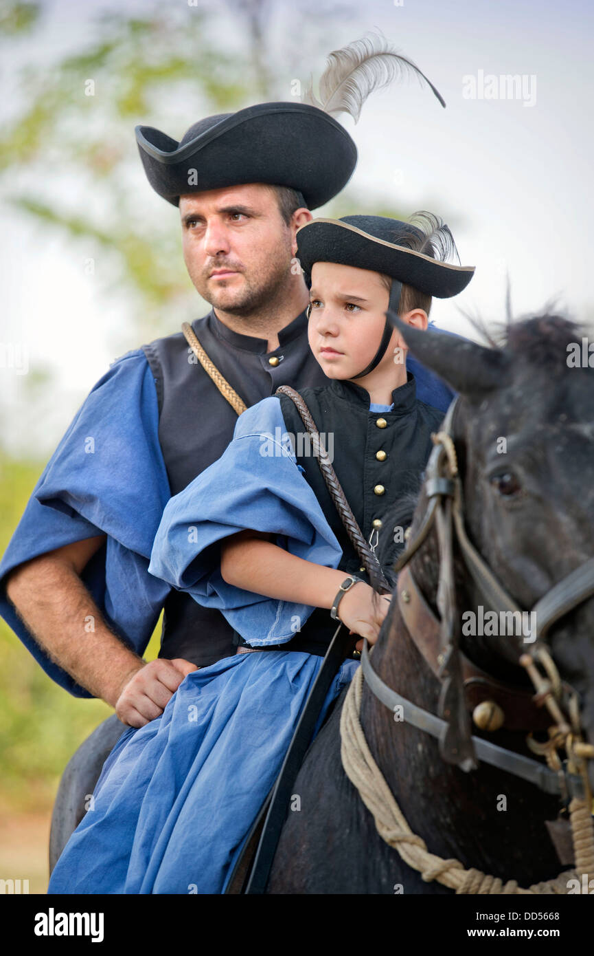 "Csikos hongrois traditionnel' lors d'une fête du cheval dans la ville hongroise de Devavanya Août 2013 Banque D'Images