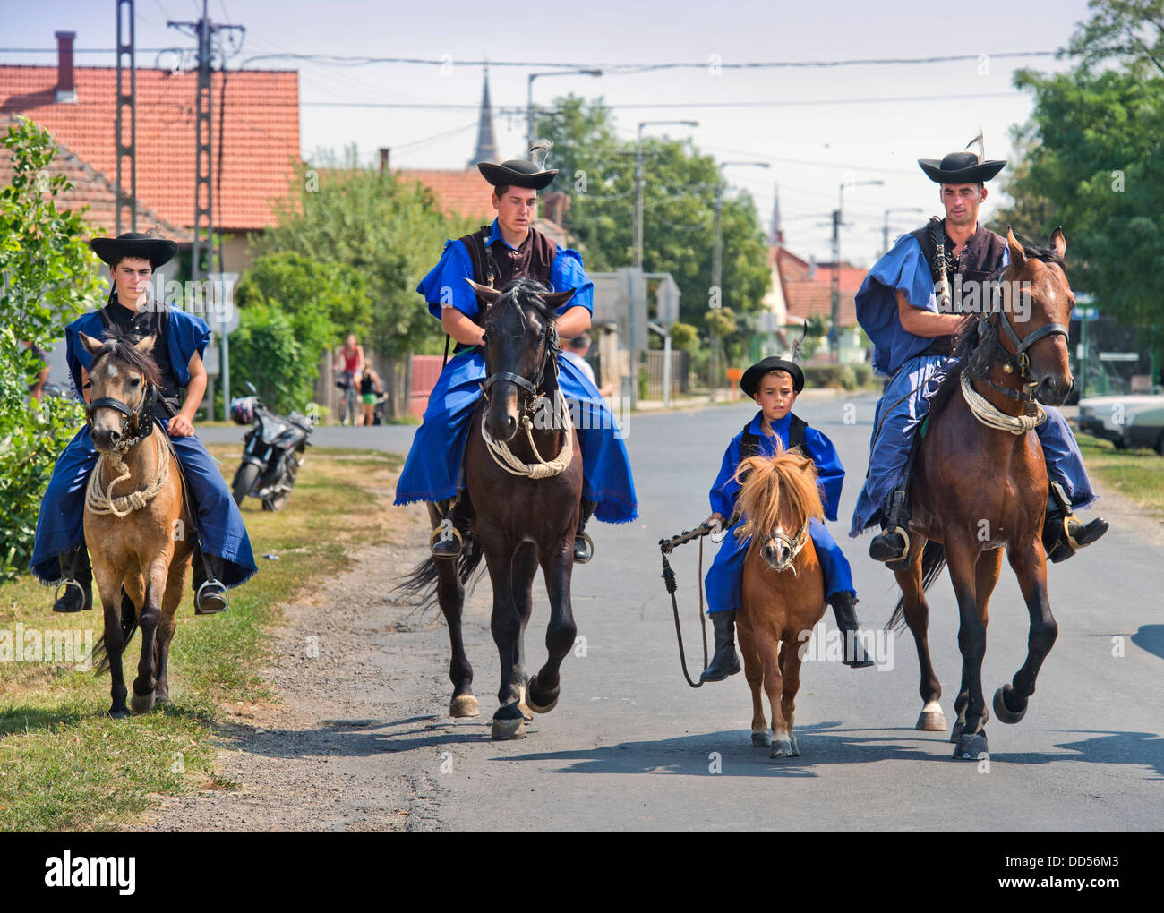 "Csikos hongrois traditionnel' lors d'une fête du cheval dans la ville hongroise de Devavanya Août 2013 Banque D'Images