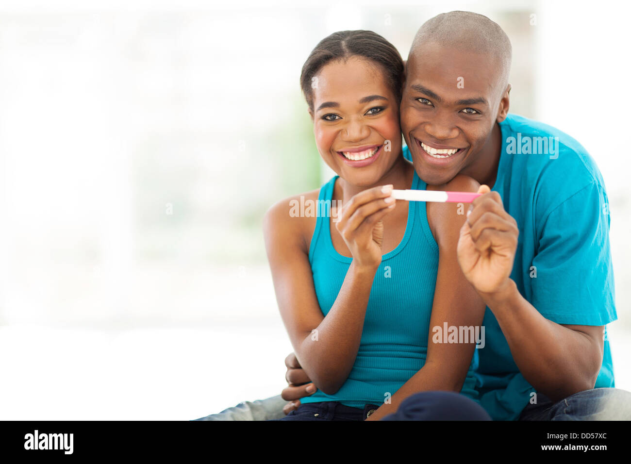 Cheerful couple montrant test de grossesse positif Banque D'Images
