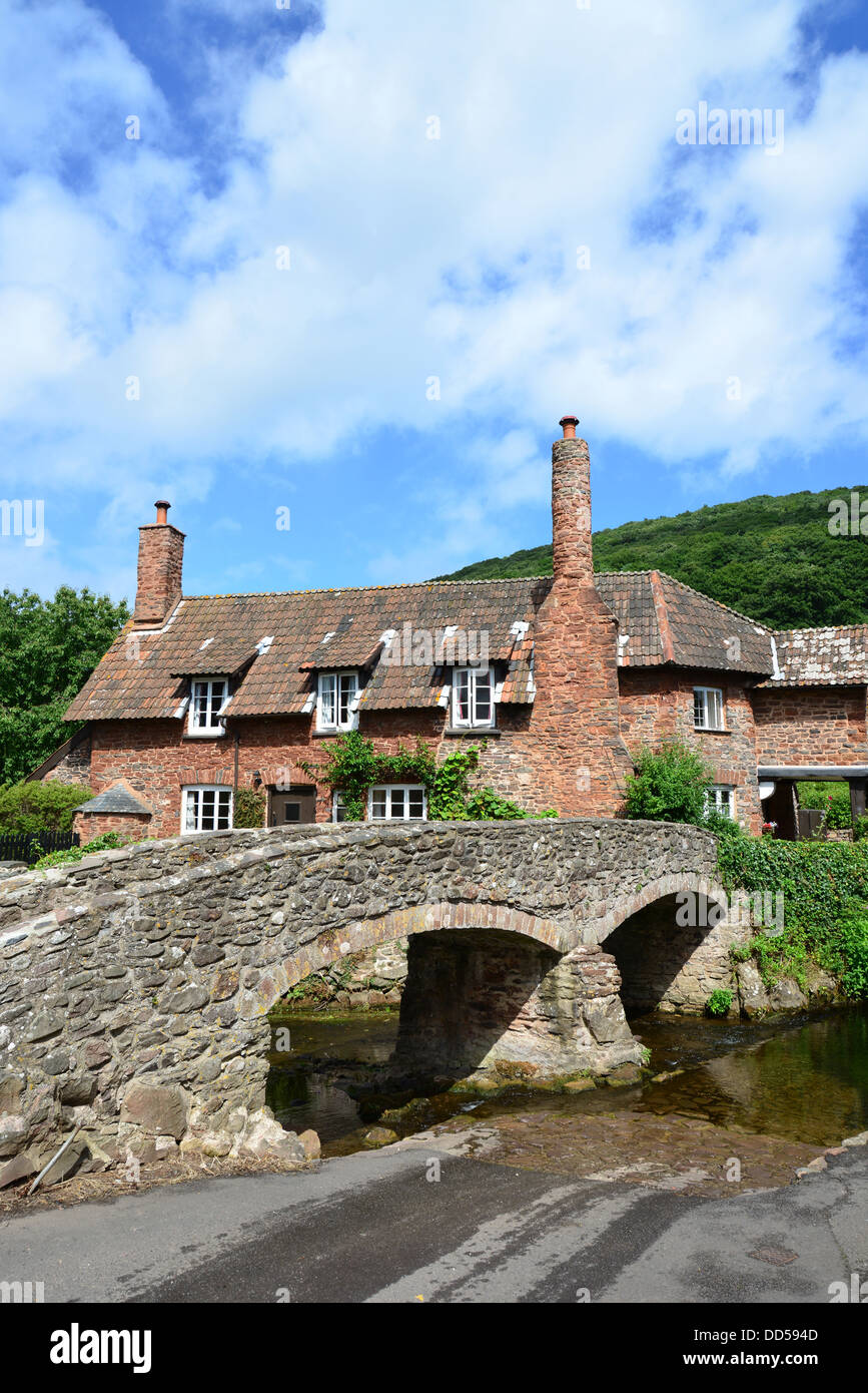 Le pont à cheval, Allerford, Parc National d'Exmoor, Somerset, England, United Kingdom Banque D'Images