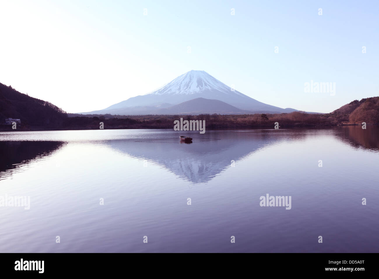 Le Mont Fuji reflétée sur l'eau, préfecture de Yamanashi Banque D'Images