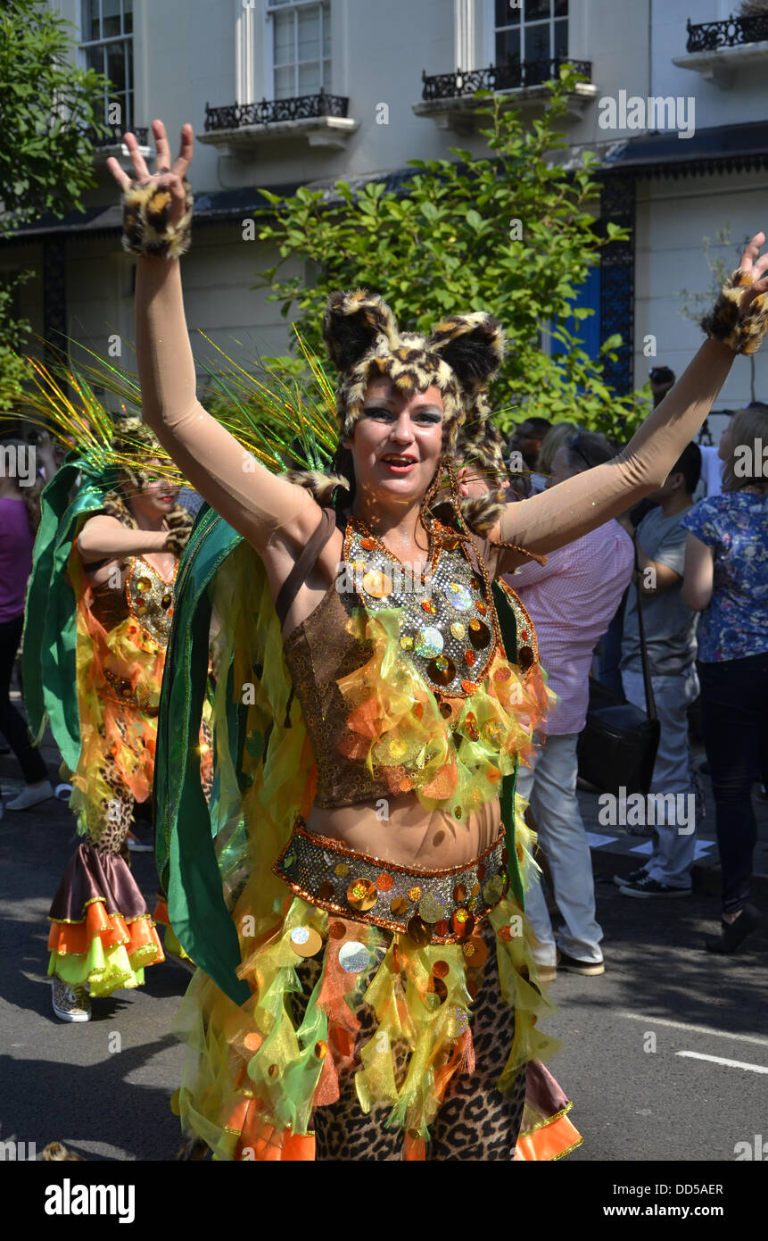 Londres, Royaume-Uni. Août 25, 2013. Notting Hill Carnival a lieu en août vacances de banque depuis 1966, le carnaval de Notting Hill est le plus grand festival célébration de son genre en Europe. Chaque année, les rues de l'ouest de Londres prendre vie, avec les sons et les odeurs de la plus grande fête de rue. Credit : Marcin Libera/Alamy Live News Banque D'Images