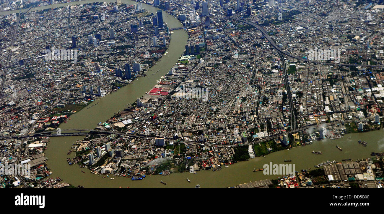 Une vue aérienne de la rivière Chao Phraya y compris le pont Taksin. Banque D'Images