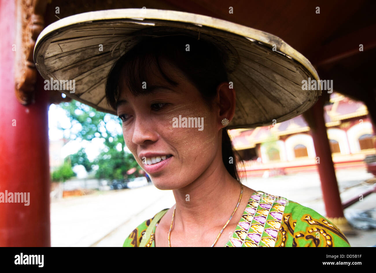 Shan une femme portant une coiffe traditionnelle. Banque D'Images