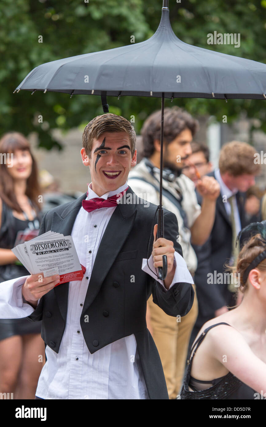 Les acteurs au Edinburgh Festival Fringe faisant la promotion de leur production sur la grand-rue sur le Royal Mile Banque D'Images