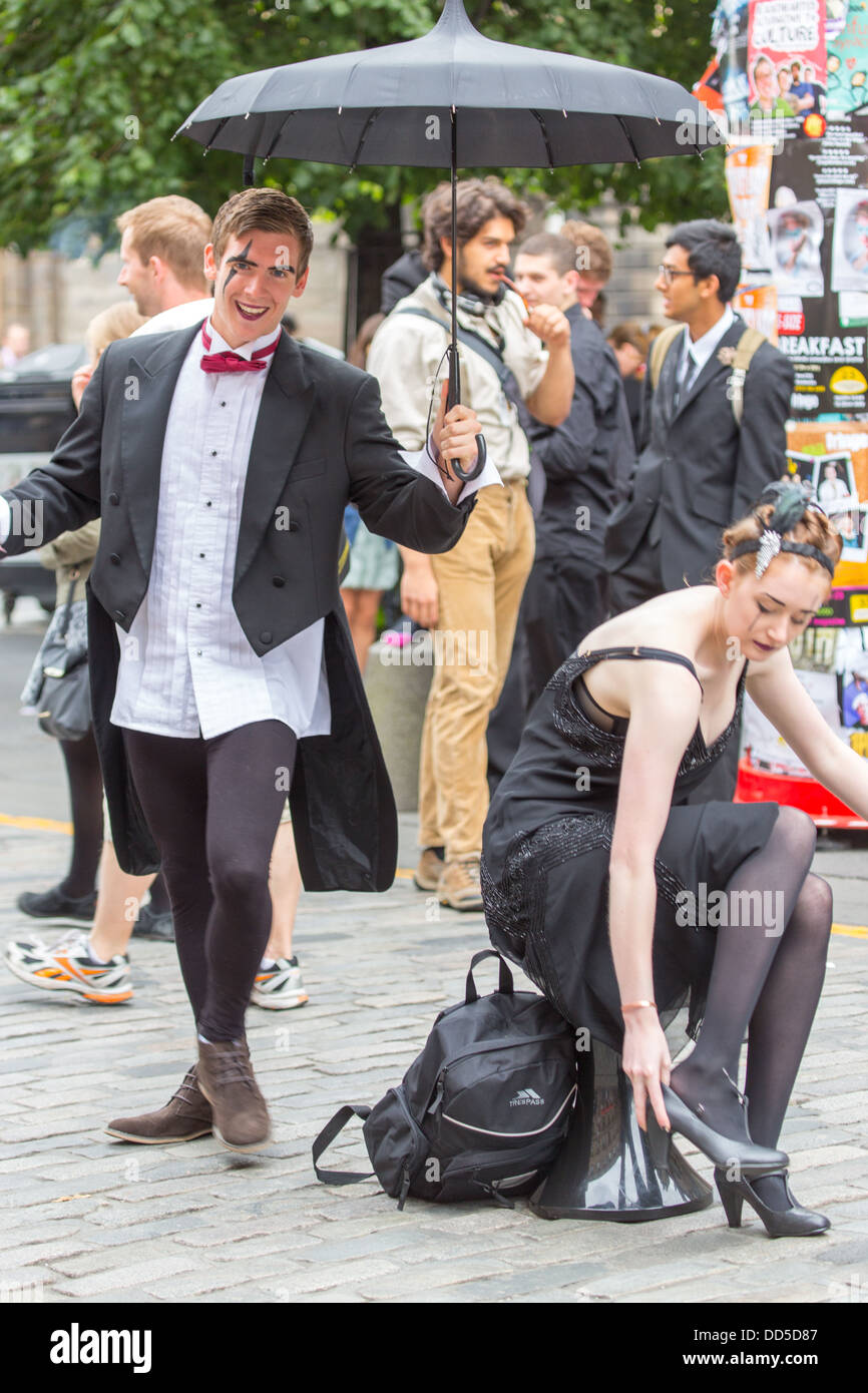 Les acteurs au Edinburgh Festival Fringe faisant la promotion de leur production sur la grand-rue sur le Royal Mile Banque D'Images