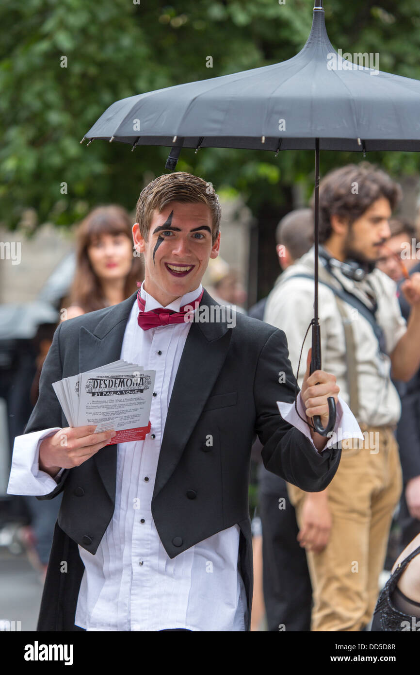 Les acteurs au Edinburgh Festival Fringe faisant la promotion de leur production sur la grand-rue sur le Royal Mile Banque D'Images