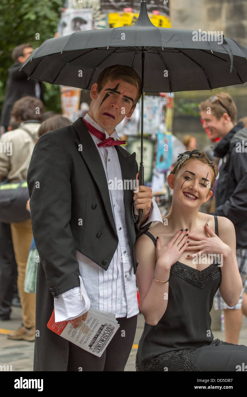 Les acteurs au Edinburgh Festival Fringe faisant la promotion de leur production sur la grand-rue sur le Royal Mile Banque D'Images