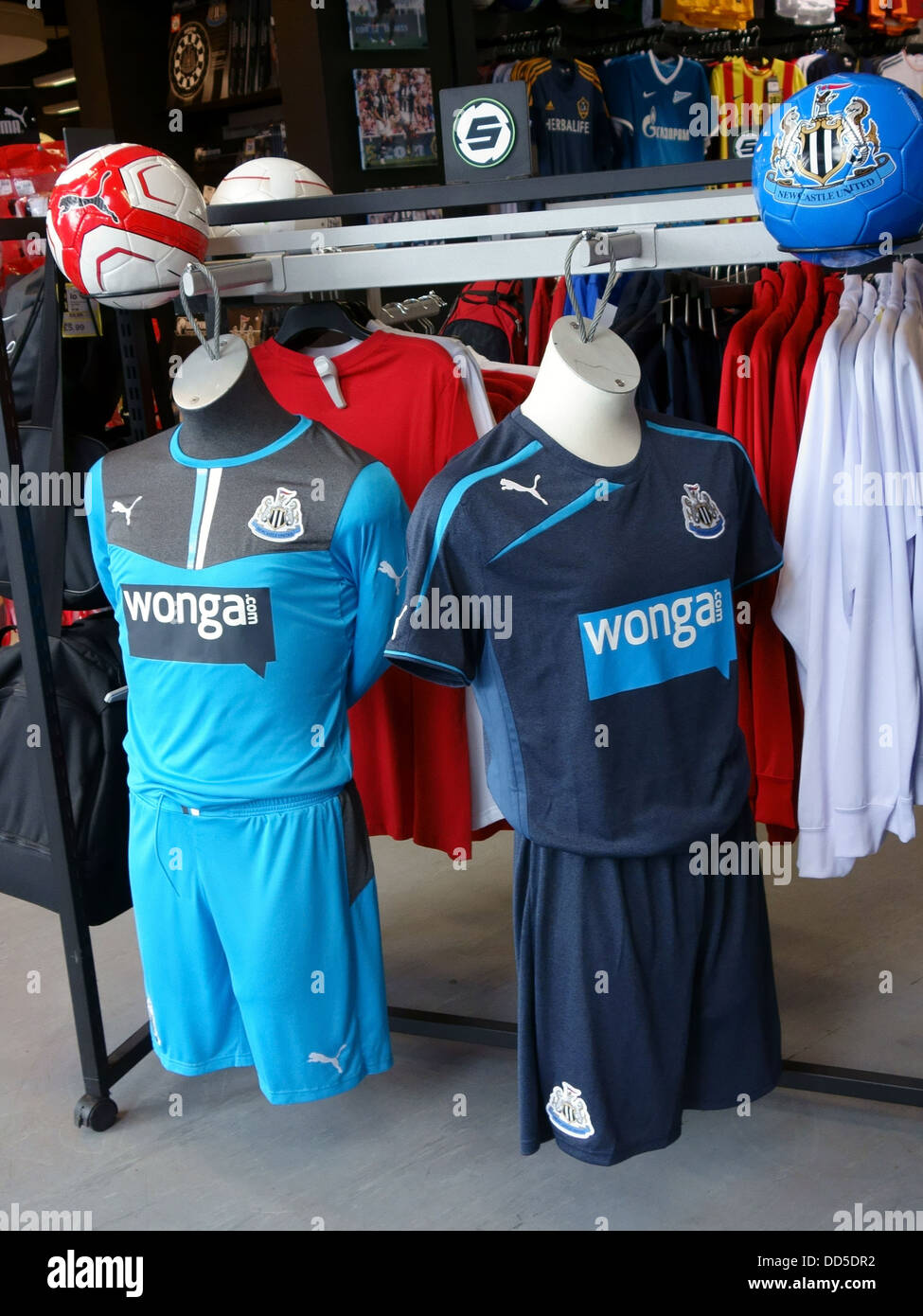 Newcastle United Football shirts avec Wonga parrainage sur la vente en boutique, partisans de Newcastle-upon-Tyne Banque D'Images