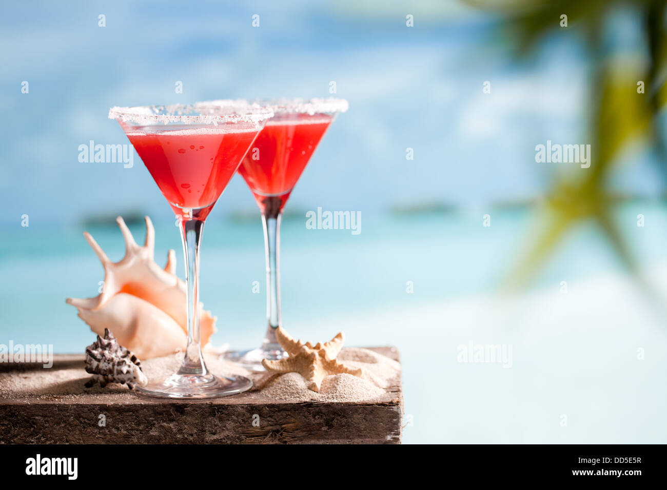 Rouge savoureux verre sur plage avec fond de ciel sur l'océan Banque D'Images