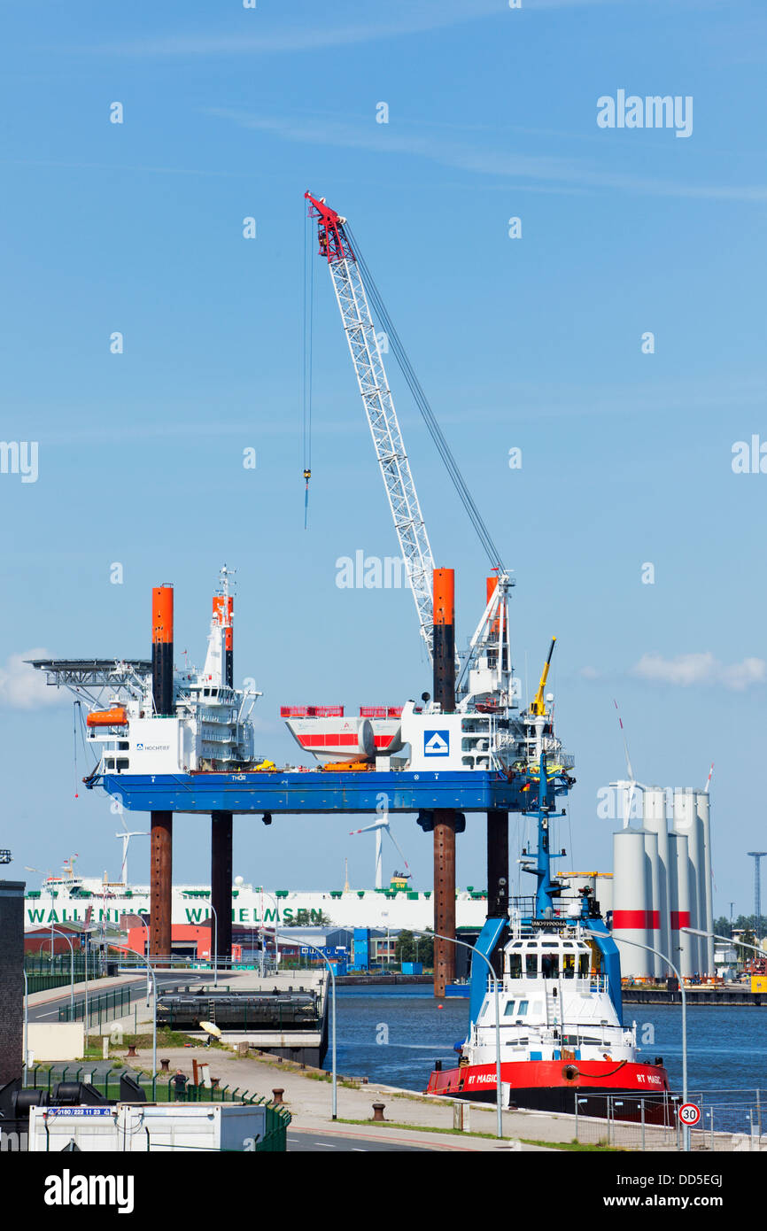 La construction plate-forme 'Thor' pour l'énergie éolienne offshore plants qui sont chargées dans le port de Bremerhaven Banque D'Images