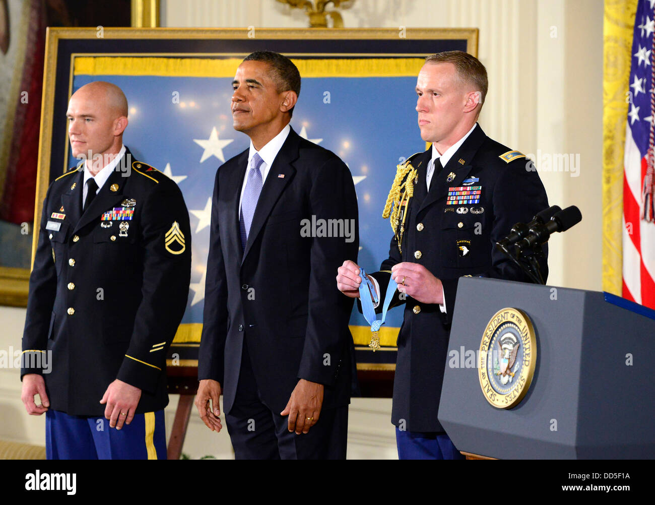 Washington D C Etats Unis Aout 26 13 Le President Des Etats Unis Barack Obama Est A L Ecoute De La Citation Avant L Attribution L Attribution De La Medaille D Honneur Pour Bravoure Au Sergent Ty M Carter