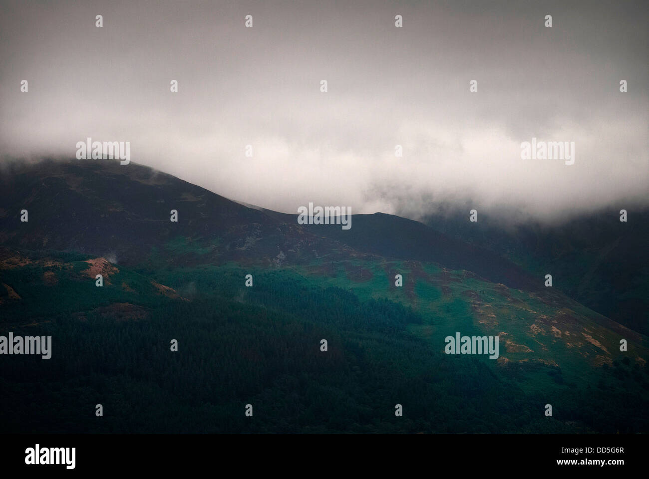 Les nuages de tempête au-dessus d'une montagne dans la région de Cumbria, Lake District, Cumbria Banque D'Images