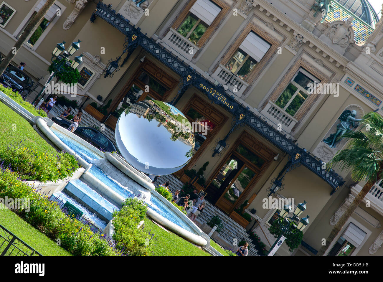 La boule a fontaine en face du Casino de Monte Carlo, Monaco. Banque D'Images