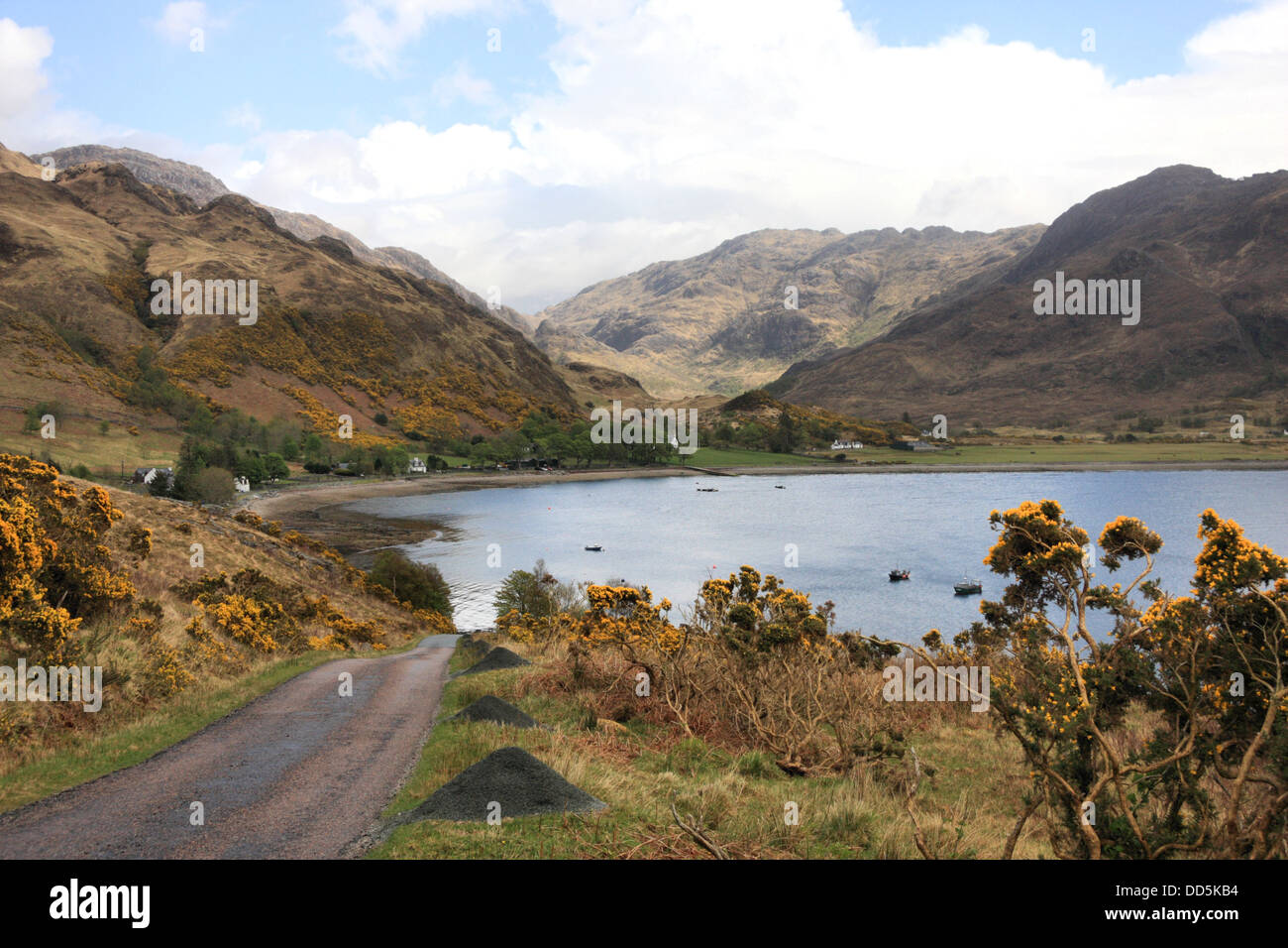 En regardant vers le village de Arnisdale sur les rives du Loch Hourn, près de Glenelg dans les Highlands d'Ecosse, Royaume-Uni. Banque D'Images