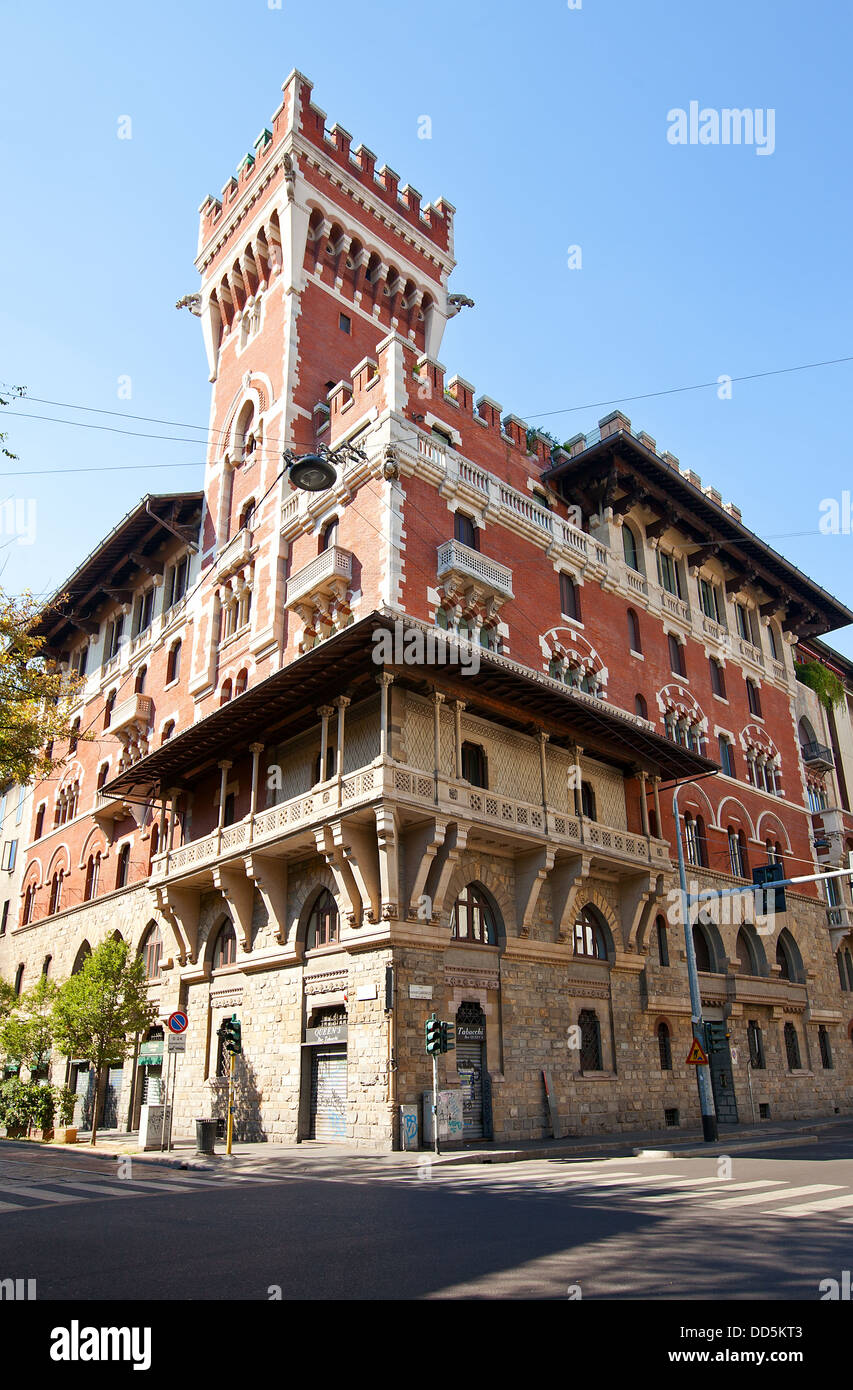 Château (Castello Cova Cova, également connu sous le nom de Palazzo Viviani Cova, vers 1910). Coppede Architecte Adolfo. Milan, Italie Banque D'Images Château (Castello Cova Cova, également connu sous le nom de Palazzo Viviani Cova, vers 1910). Coppede Architecte Adolfo. Milan, Italie Banque D'Images