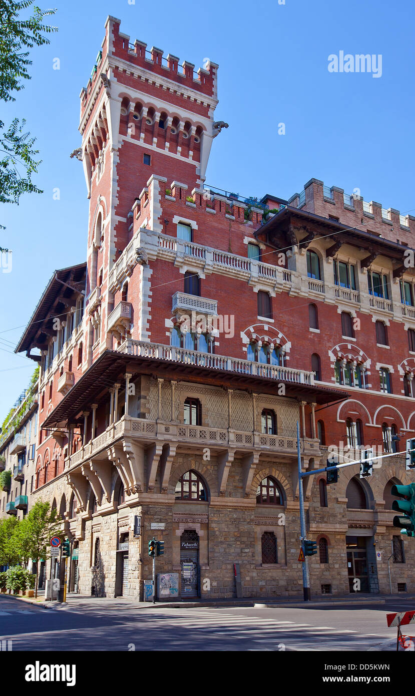 Château (Castello Cova Cova, également connu sous le nom de Palazzo Viviani Cova, vers 1910). Coppede Architecte Adolfo. Milan, Italie Banque D'Images Château (Castello Cova Cova, également connu sous le nom de Palazzo Viviani Cova, vers 1910). Coppede Architecte Adolfo. Milan, Italie Banque D'Images