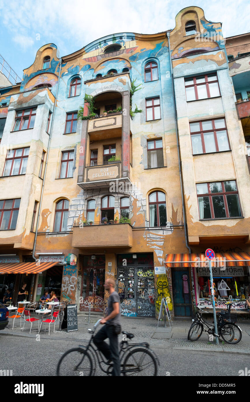 Les murales peintes sur l'extérieur de l'immeuble du quartier bohème de Kreuzberg à Berlin, Allemagne Banque D'Images