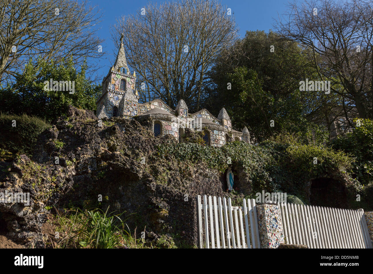 Guernsey 2013. La petite chapelle ornée de poteries cassées. Banque D'Images