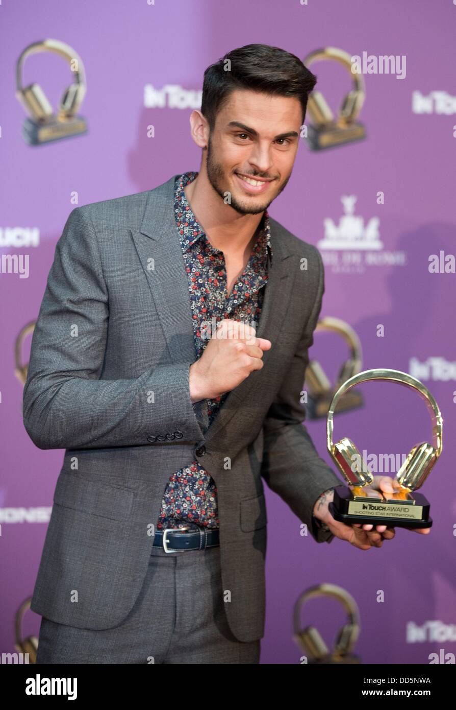 Modèle français et musicien Baptiste Giabiconi pose avec l'International Star Award se "tirer" décerné par le magazine people InTouch à Berlin, Allemagne, le 27 août 2013. Le prix rend hommage à la carrière internationale sans précédent Giabiconi. Photo : JOERG CARSTENSEN Banque D'Images