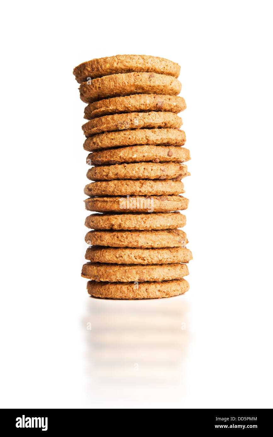 Cookies aux pépites de chocolat sur fond blanc Banque D'Images