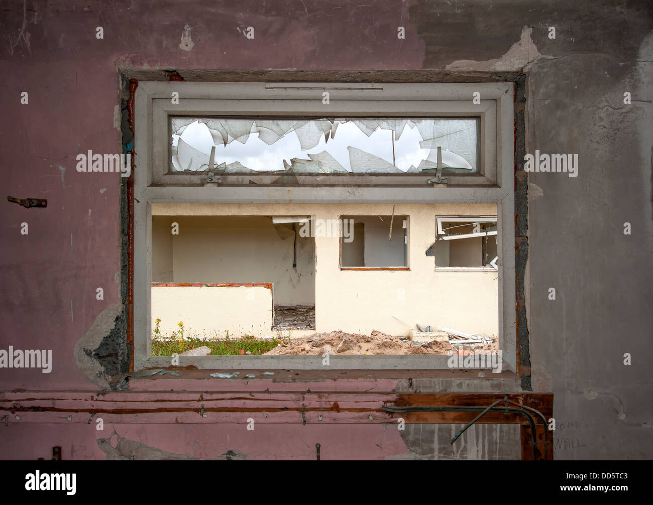 Fenêtre cassée dans un chalet d'un ancien village de vacances dans le tourisme de masse jusqu'à présent pour redevelopement Blackpool Banque D'Images