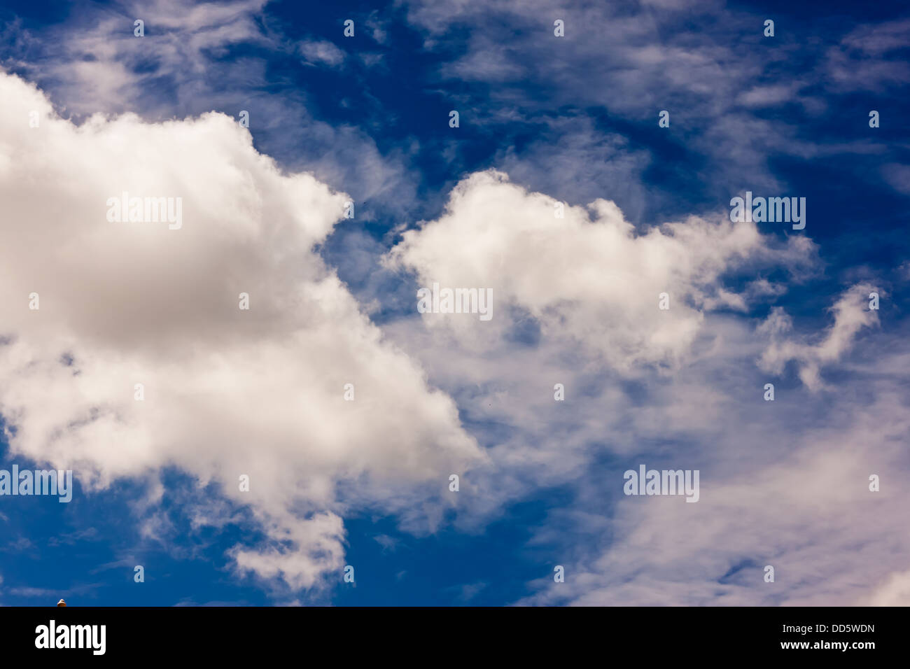 Ciel bleu avec des nuages blancs Banque D'Images