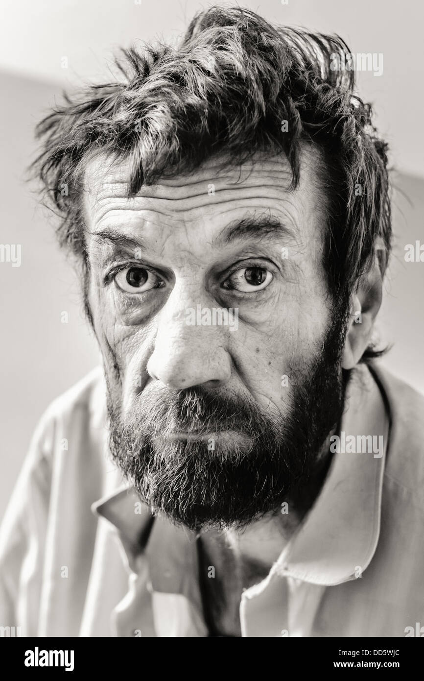Triste grave vieux homme adulte avec barbe en noir et blanc Banque D'Images