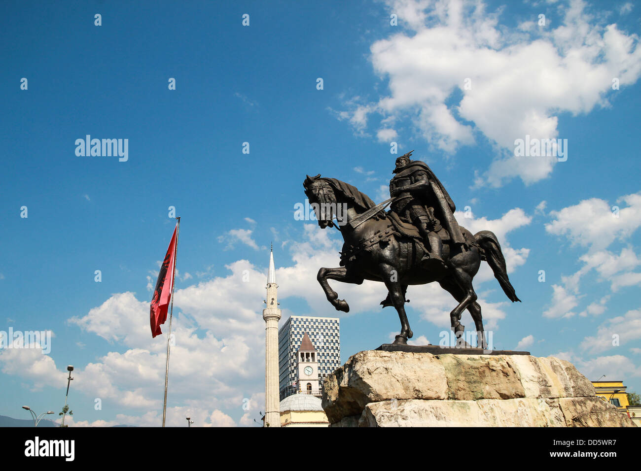 Héros national albanais statue george Kastrioti Skanderbeg sur son cheval, sur la place principale de Tirana, la capitale de l'albanie Banque D'Images
