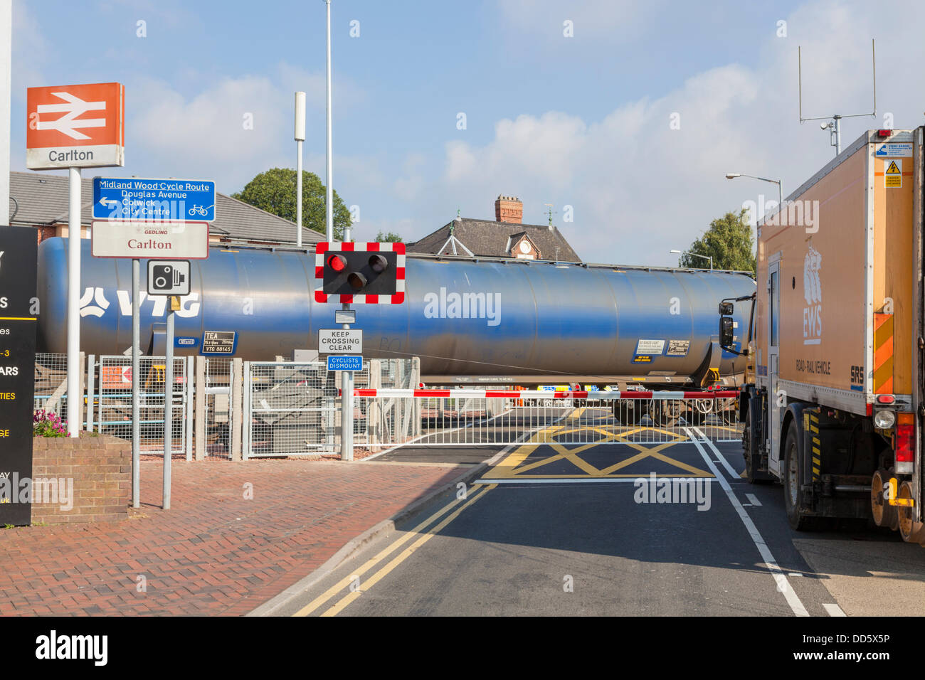 La gare de Carlton, Netherfield, Dorset, UK, 27 août 2013. Deux wagons-citernes d'un train reliant l'une raffinerie à Humber Tamworth faire dérailler ce matin à 04:35 CEST. Le déraillement a fermé la ligne qui ne se ré-ouverte hier après 6 semaines de mise à niveau importante des travaux sur la voie locale, de la signalisation et la proximité de la gare de Nottingham. Credit : Martyn Williams/Alamy Live News Banque D'Images