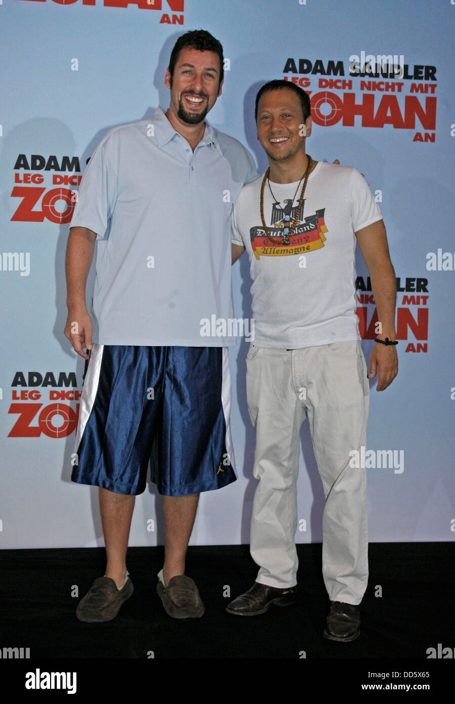 Rob Schneider et Adam Sandler (l-r) à la photocall de "Vous ne salissez pas avec le Zohan' à Berlin le 28 juillet en 2008. Banque D'Images
