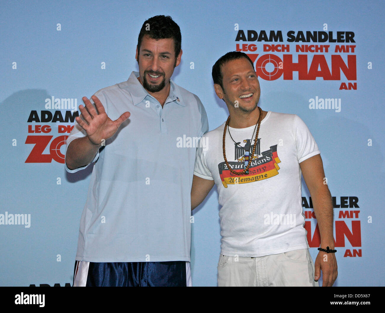 Rob Schneider et Adam Sandler (l-r) à la photocall de "Vous ne salissez pas avec le Zohan' à Berlin le 28 juillet en 2008. Banque D'Images