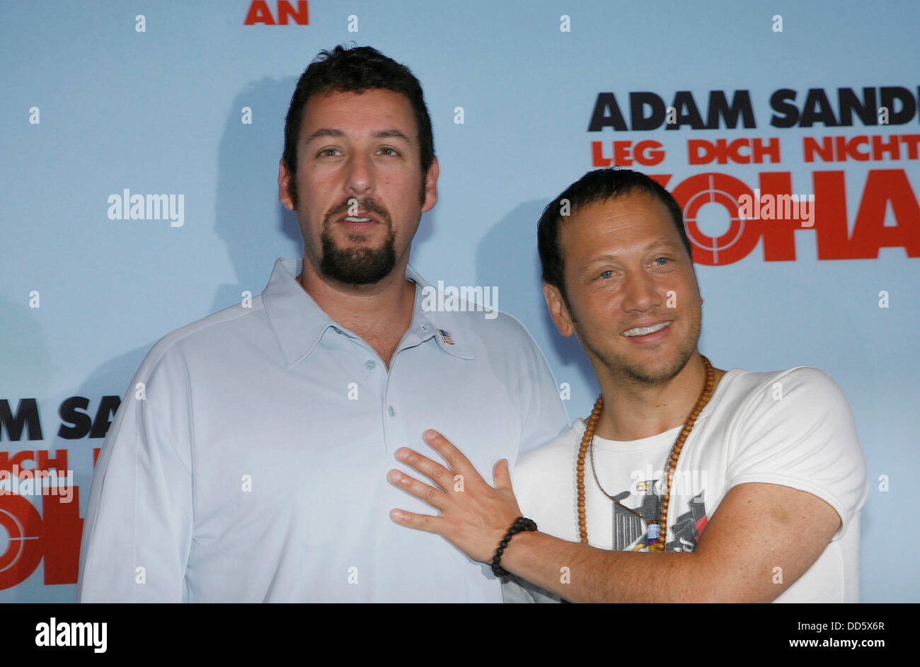 Rob Schneider et Adam Sandler (l-r) à la photocall de "Vous ne salissez pas avec le Zohan' à Berlin le 28 juillet en 2008. Banque D'Images
