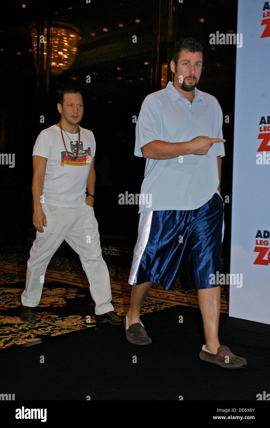 Rob Schneider et Adam Sandler (l-r) à la photocall de "Vous ne salissez pas avec le Zohan' à Berlin le 28 juillet en 2008. Banque D'Images