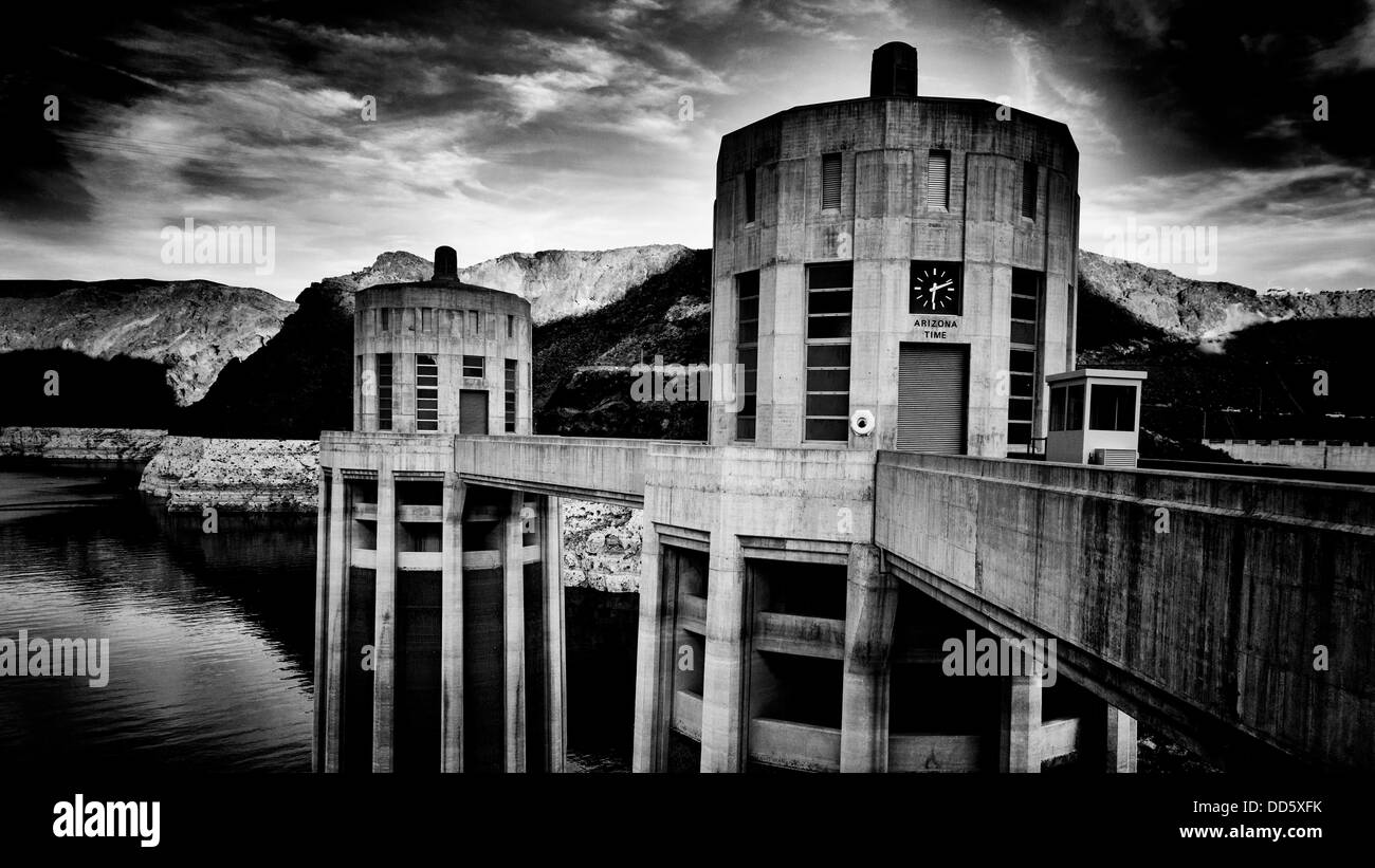 Les tours de prise d'eau au Barrage Hoover Banque D'Images