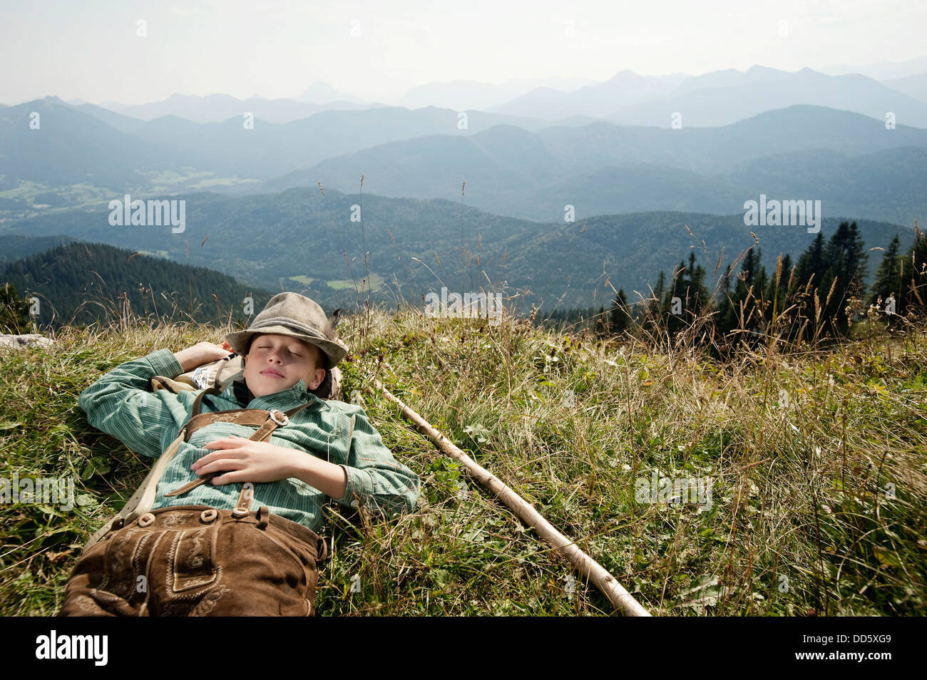 Germany, Bavaria, Boy en costume traditionnel dort dans les montagnes Banque D'Images