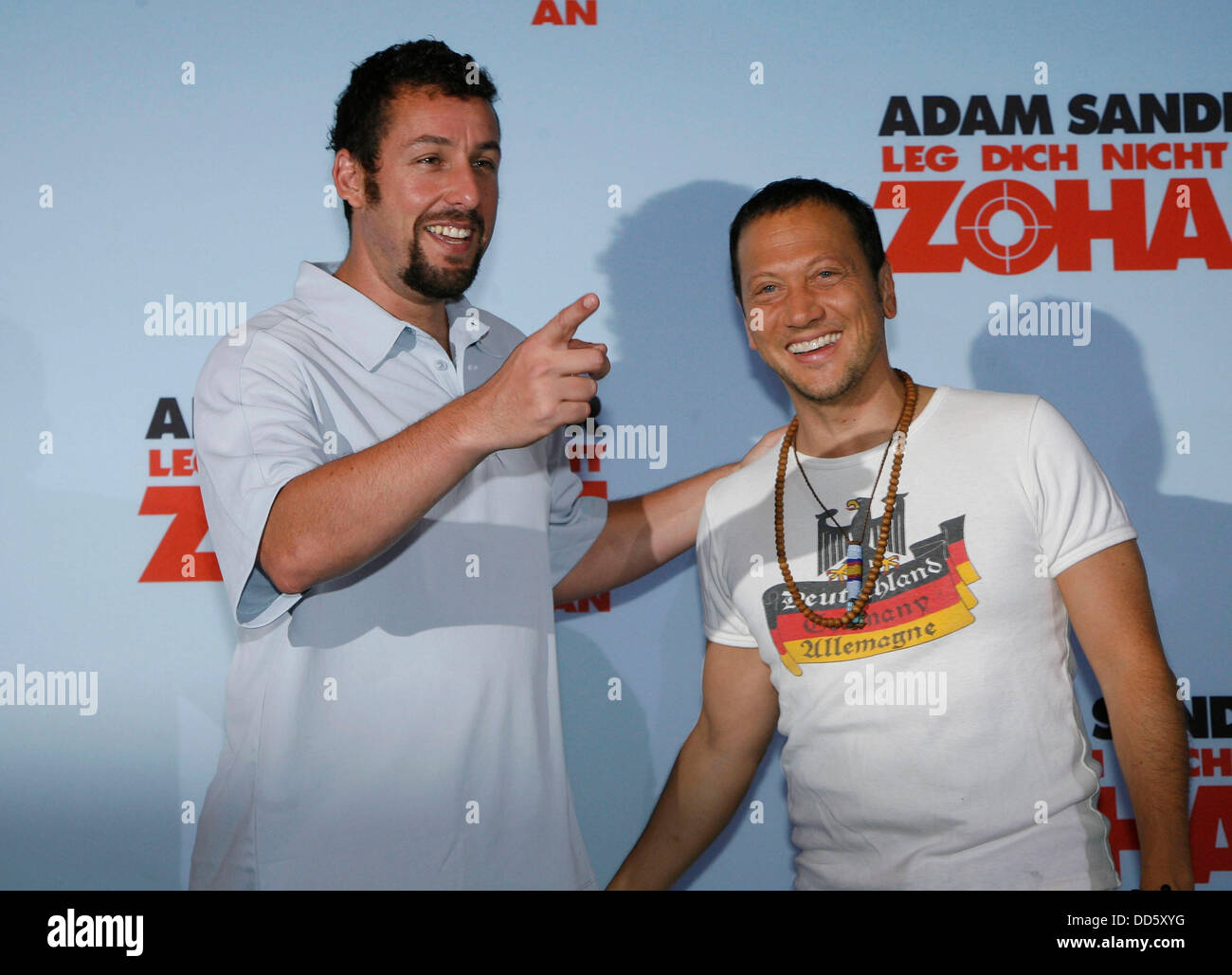 Rob Schneider et Adam Sandler (l-r) à la photocall de "Vous ne salissez pas avec le Zohan' à Berlin le 28 juillet en 2008. Banque D'Images