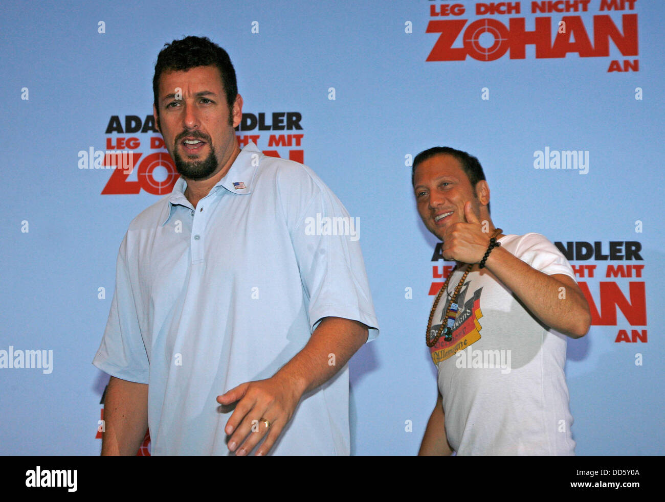 Rob Schneider et Adam Sandler (l-r) à la photocall de "Vous ne salissez pas avec le Zohan' à Berlin le 28 juillet en 2008. Banque D'Images