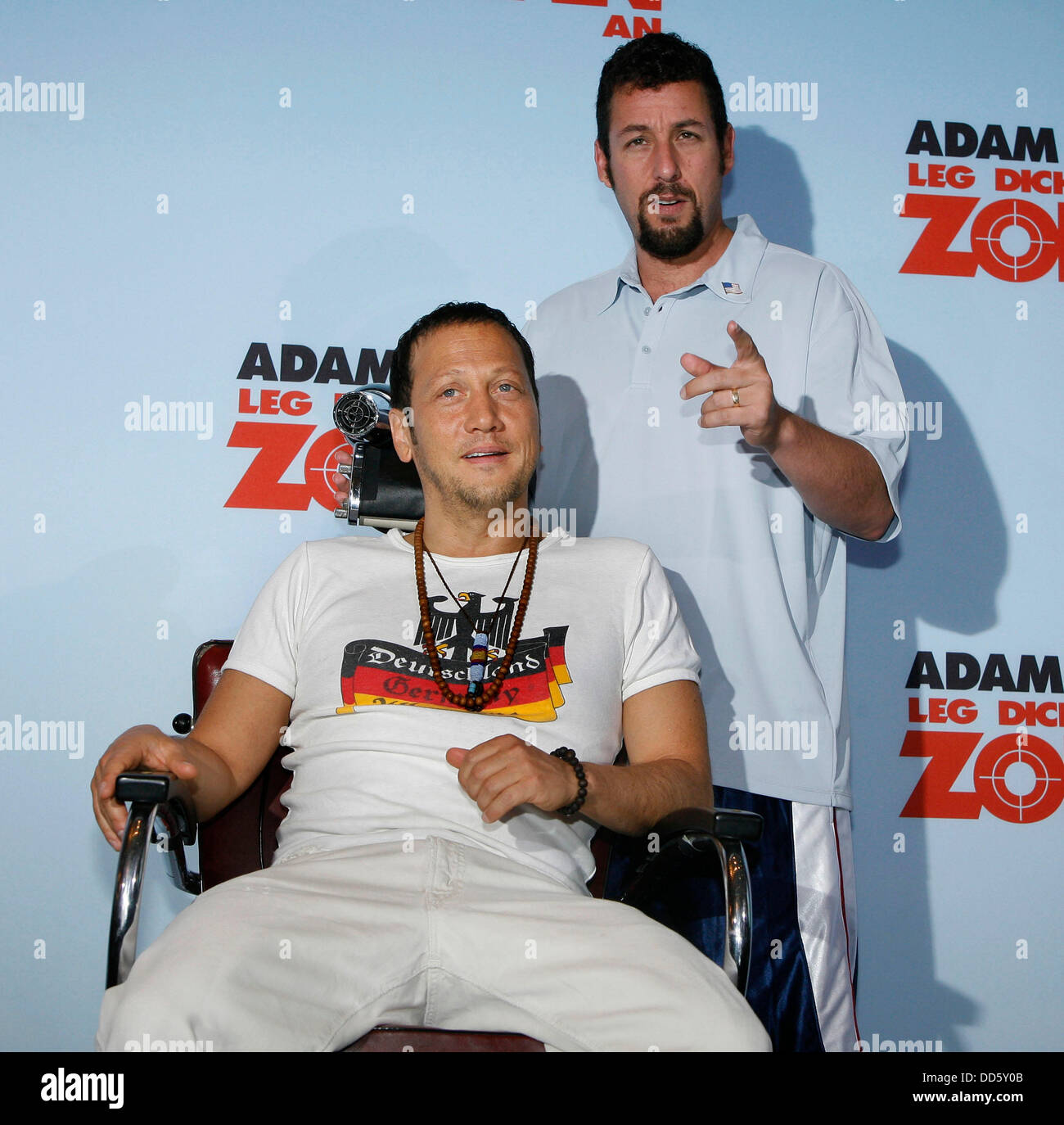 Rob Schneider (assis) et Adam Sandler au photocall de "Vous ne salissez pas avec le Zohan' à Berlin le 28 juillet en 2008. Banque D'Images