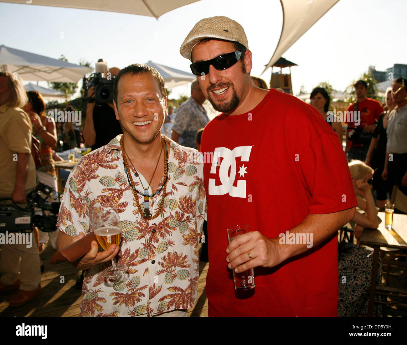 Rob Schneider et Adam Sandler (l-r) à un barbecue à l'occasion du film 'Vous ne salissez pas avec le Zohan' le 27 juillet en 2008. Banque D'Images