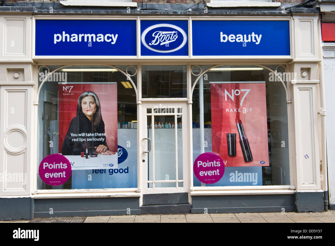 Publicité pour la fenêtre No7 make-up au magasin de chaussures en centre ville de York North Yorkshire England UK Banque D'Images