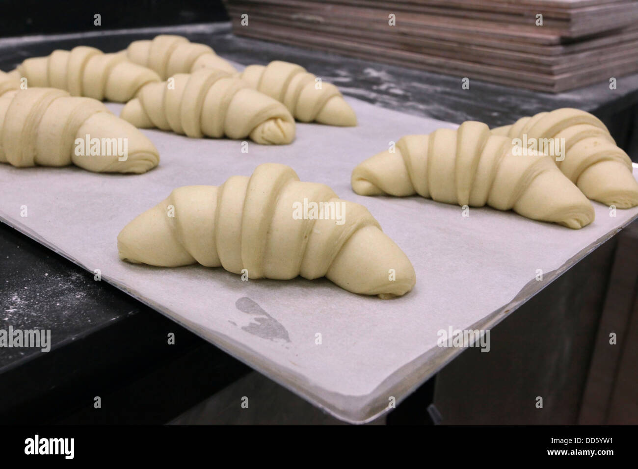 La préparation des croissants dans une boulangerie fabriqués à partir de pâte feuilletée Banque D'Images