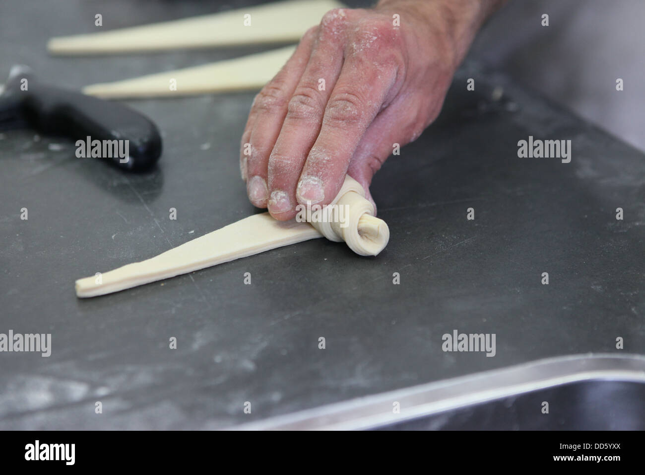 La préparation des croissants dans une boulangerie fabriqués à partir de pâte feuilletée Banque D'Images