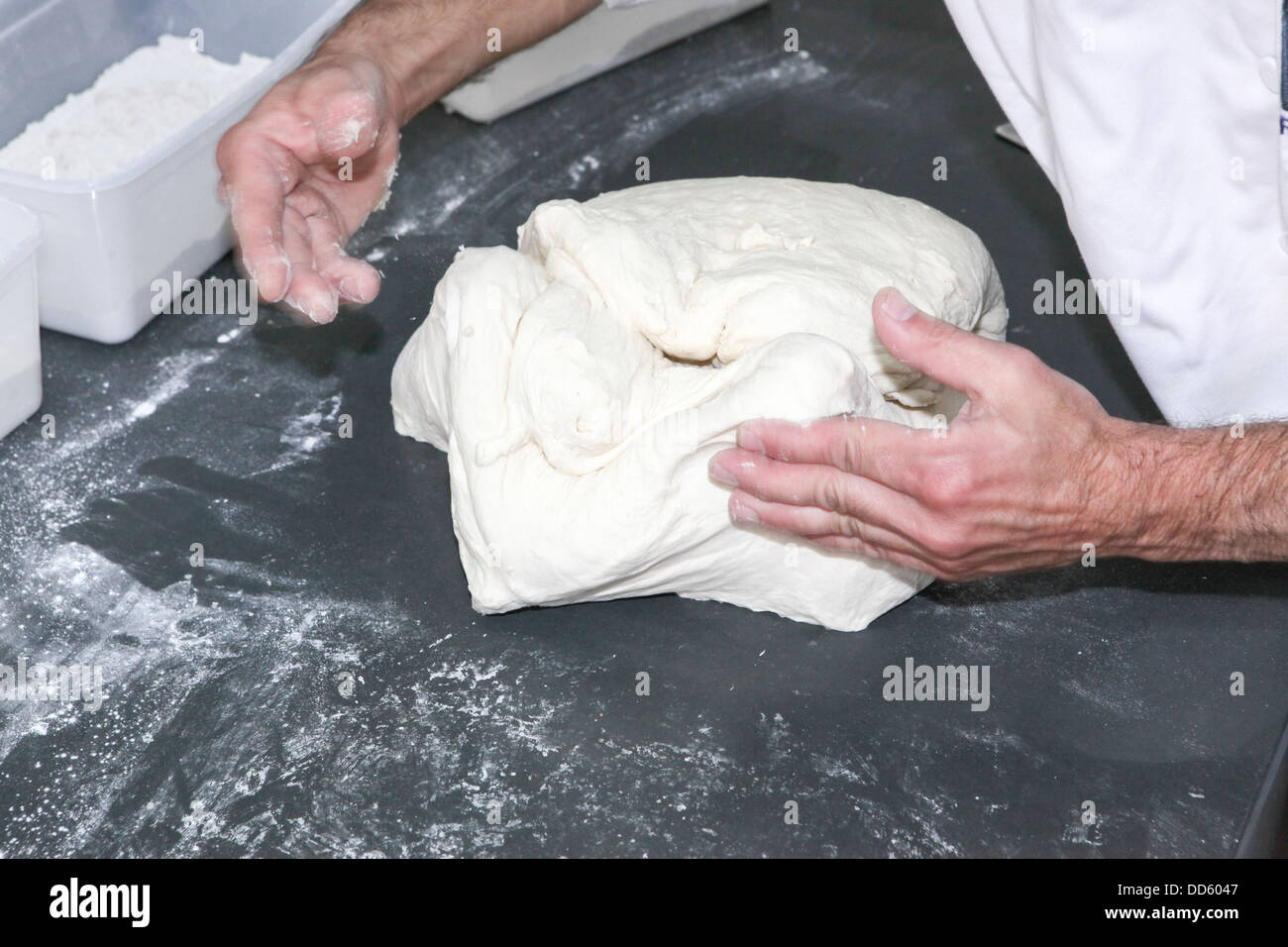 Faire de la pâte feuilletée dans une boulangerie Baker se replie la pâte Banque D'Images