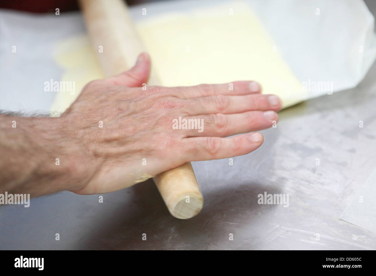 Faire de la pâte feuilletée dans une boulangerie Baker roule la pâte Banque D'Images