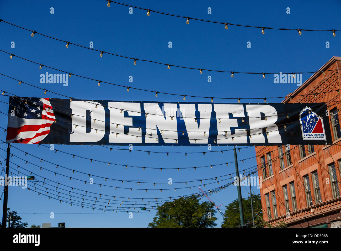 Bannière dans le centre-ville de Denver pour l'USA Pro Challenge course cycliste Banque D'Images